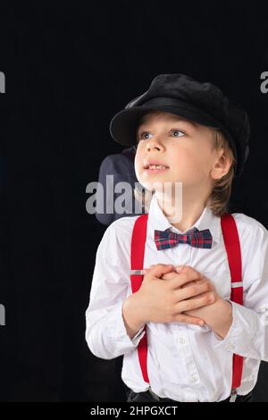 Bezaubernder kleiner Vorschuljunge, hübsch gekleidet, posiert. Stockfoto