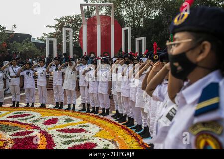 Dhaka, Bangladesch. 21st. Februar 2022. Eine Gruppe von Freiwilligen BNCC (Bangladesh National Cadet Corps) zollt dem Märtyrerdenkmal oder Shaheed Minar während des Internationalen Muttersprachentages in Dhaka Tribut.Bangladeshis zollen dem Märtyrerdenkmal Tribut, Oder Shaheed Minar, am Internationalen Tag der Muttersprache in Dhaka, wird der Internationale Tag der Muttersprache zum Gedenken an die Bewegung begangen, in der 1952 eine Reihe von Studenten starben, die die Anerkennung von Bangladesh als Staatssprache des ehemaligen Ostpakistans, heute Bangladesh, verteidigten. Kredit: SOPA Images Limited/Alamy Live Nachrichten Stockfoto