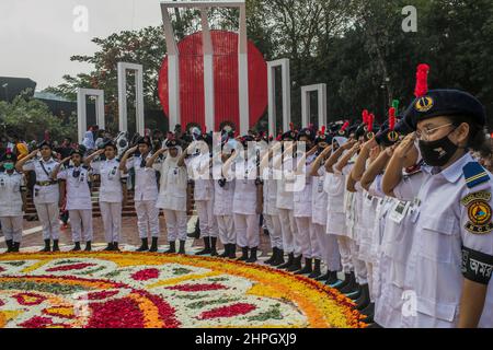 Dhaka, Bangladesch. 21st. Februar 2022. Eine Gruppe von Freiwilligen BNCC (Bangladesh National Cadet Corps) zollt dem Märtyrerdenkmal oder Shaheed Minar während des Internationalen Muttersprachentages in Dhaka Tribut.Bangladeshis zollen dem Märtyrerdenkmal Tribut, Oder Shaheed Minar, am Internationalen Tag der Muttersprache in Dhaka, wird der Internationale Tag der Muttersprache zum Gedenken an die Bewegung begangen, in der 1952 eine Reihe von Studenten starben, die die Anerkennung von Bangladesh als Staatssprache des ehemaligen Ostpakistans, heute Bangladesh, verteidigten. Kredit: SOPA Images Limited/Alamy Live Nachrichten Stockfoto