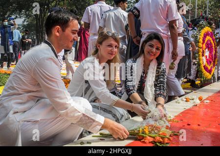 Dhaka, Bangladesch. 21st. Februar 2022. Ausländische Menschen zollen dem Märtyrerdenkmal oder Shaheed Minar während des Internationalen Muttersprachentages in Dhaka Tribut.Bangladeschis zollen dem Märtyrerdenkmal Tribut, Oder Shaheed Minar, am Internationalen Tag der Muttersprache in Dhaka, wird der Internationale Tag der Muttersprache zum Gedenken an die Bewegung begangen, in der 1952 eine Reihe von Studenten starben, die die Anerkennung von Bangladesh als Staatssprache des ehemaligen Ostpakistans, heute Bangladesh, verteidigten. Kredit: SOPA Images Limited/Alamy Live Nachrichten Stockfoto