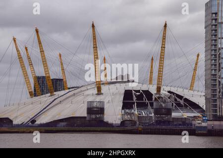 London, Großbritannien. 21st. Februar 2022. Die Renovierungsarbeiten am Dach der Arena O2, die während des Sturms Eunice stark von den Winden beschädigt wurde, haben noch nicht begonnen, obwohl die Wiedereröffnung am 25th. Februar angekündigt wurde. Kredit: Vuk Valcic/Alamy Live Nachrichten Stockfoto