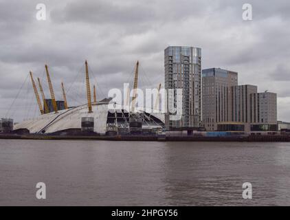 London, Großbritannien. 21st. Februar 2022. Die Renovierungsarbeiten am Dach der Arena O2, die während des Sturms Eunice stark von den Winden beschädigt wurde, haben noch nicht begonnen, obwohl die Wiedereröffnung am 25th. Februar angekündigt wurde. Kredit: Vuk Valcic/Alamy Live Nachrichten Stockfoto