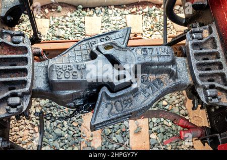Nahaufnahme eines Kupplungsgelenks eines Wagens. Zugautokupplung gemeinsame Züge und Industrie Container Eisenbahn Stockfoto