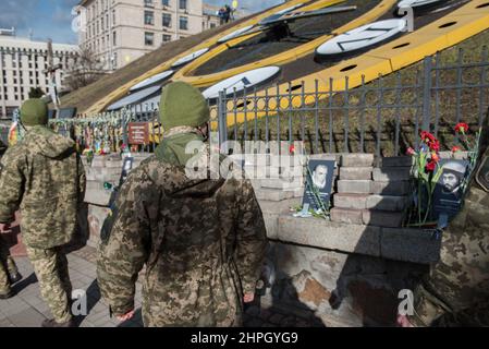 Kiew, Ukraine. 20th. Februar 2022. Die Ukrainer haben am Sonntag das Leben von Dutzenden von Menschen geehrt, die die Regierung während des Volksaufstands des Landes von 2014, der sogenannten Euromaidan-Revolution, niedergeschossen hat. Menschen stellen Blumen an ein Denkmal für die Toten der Revolution der würde von 2014. Euromaidan war eine Welle von Demonstrationen und Unruhen in der Ukraine, die am 21. November 2013 begann. (Bild: © Jakub Podkowiak/PRESSCOV über ZUMA Press Wire) Stockfoto