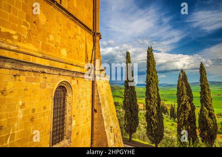 Pienza Stadt mit einer umliegenden Landschaft des Val d'Orcia Tal in der Toskana, Italien, Europa. Stockfoto