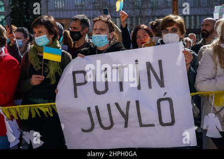 Madrid, Spanien. 20th. Februar 2022. Die Demonstranten sahen während der Demonstration gegen Putin und der möglichen russischen Invasion der Ukraine auf dem spanischen Platz in Madrid ein Transparent mit der Aufschrift „Stopp Putin“ halten. Kredit: SOPA Images Limited/Alamy Live Nachrichten Stockfoto