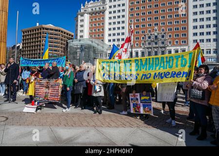 Madrid, Spanien. 20th. Februar 2022. Die Demonstranten sahen während der Demonstration gegen Putin und der möglichen russischen Invasion der Ukraine auf dem spanischen Platz in Madrid ein Transparent mit der Aufschrift „Stopp Putin“ halten. Kredit: SOPA Images Limited/Alamy Live Nachrichten Stockfoto