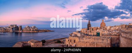 Panoramablick auf den Sonnenuntergang über der Altstadt und dem Hafen von Valletta, Valletta, Malta. Stockfoto