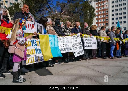 Madrid, Spanien. 20th. Februar 2022. Demonstranten halten Plakate während der Demonstration gegen Putin und der möglichen russischen Invasion der Ukraine auf dem spanischen Platz in Madrid. (Foto: Atilano Garcia/SOPA Images/Sipa USA) Quelle: SIPA USA/Alamy Live News Stockfoto