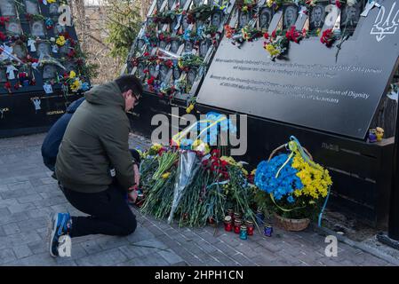 Kiew, Ukraine. 20th. Februar 2022. Die Ukrainer haben am Sonntag das Leben von Dutzenden von Menschen geehrt, die die Regierung während des Volksaufstands des Landes von 2014, der sogenannten Euromaidan-Revolution, niedergeschossen hat. Menschen stellen Blumen an ein Denkmal für die Toten der Revolution der würde von 2014. Euromaidan war eine Welle von Demonstrationen und Unruhen in der Ukraine, die am 21. November 2013 begann. (Foto: Jakub Podkowiak/PRESSCOV/Sipa USA) Quelle: SIPA USA/Alamy Live News Stockfoto