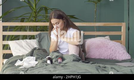 Eine junge Frau ist zu Hause krank, hat schwere Hustenangriffe Bakterien, Virus, Fieber Stockfoto