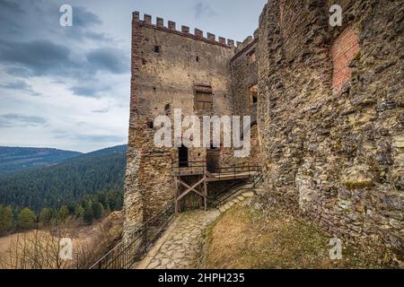 Schloss Lubovna überragt die Stadt Stara Lubovna, nördlich der Slowakei, Europa. Stockfoto