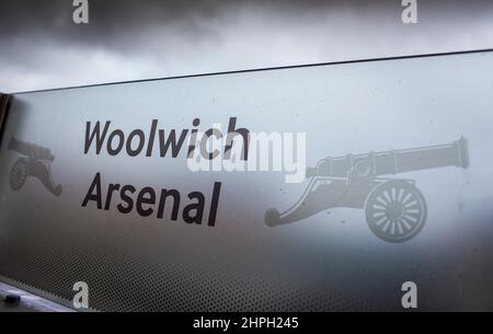 Der Arsenal-Bahnhof Woolwich ist eine vom National Rail and Docklands Light Railway (DLR) gekoppelte Autobahnstation im Herzen von Woolwich im Royal Borough of Greenwich. Es besteht aus zwei Teilen: Der erhöhte, südwestliche Teil des Bahnhofs befindet sich auf dem halblangsamen Pendlerverkehr, der auf der North Kent Line und auch auf dem Dartford Loop-Abschnitt zwischen London und Dartford liegt, der von Southeastern betrieben wird. Kredit: Windmill Images/Alamy Live Nachrichten Stockfoto