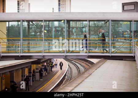 Der Arsenal-Bahnhof Woolwich ist eine vom National Rail and Docklands Light Railway (DLR) gekoppelte Autobahnstation im Herzen von Woolwich im Royal Borough of Greenwich. Es besteht aus zwei Teilen: Der erhöhte, südwestliche Teil des Bahnhofs befindet sich auf dem halblangsamen Pendlerverkehr, der auf der North Kent Line und auch auf dem Dartford Loop-Abschnitt zwischen London und Dartford liegt, der von Southeastern betrieben wird. Kredit: Windmill Images/Alamy Live Nachrichten Stockfoto