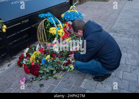 Kiew, Ukraine. 20th. Februar 2022. Die Ukrainer haben am Sonntag das Leben von Dutzenden von Menschen geehrt, die die Regierung während des Volksaufstands des Landes von 2014, der sogenannten Euromaidan-Revolution, niedergeschossen hat. Menschen stellen Blumen an ein Denkmal für die Toten der Revolution der würde von 2014. Euromaidan war eine Welle von Demonstrationen und Unruhen in der Ukraine, die am 21. November 2013 begann. (Foto: Jakub Podkowiak/PRESSCOV/Sipa USA) Quelle: SIPA USA/Alamy Live News Stockfoto