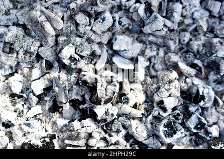 Brennende Kohlen in einem Feuer mit Flammen Stockfoto