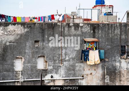 Wäschereihandgabe und -Trocknung in einem Gebäude in Havanna, Kuba. Stockfoto