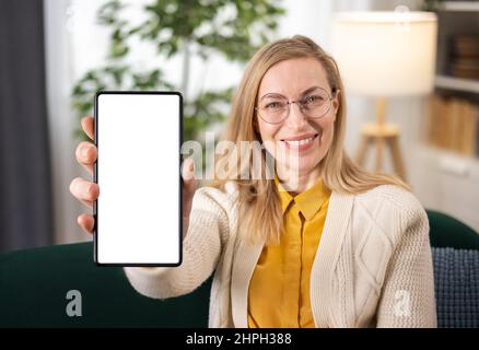 Frau mit leerem Smartphone Stockfoto