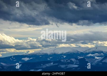 Blick auf die dramatische Landschaft mit verschneiten Bergen. Kralova Hola, Gipfel im Nationalpark Niedere Tatra, Slowakei, Europa. Stockfoto