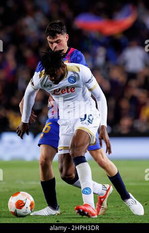 BARCELONA - 17. FEBRUAR: Zambo Anguissa in Aktion während des UEFA Europa League-Spiels zwischen dem FC Barcelona und dem SSC Napoli im Camp Nou Stadium am Februar Stockfoto