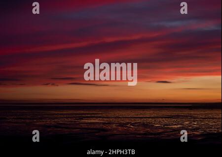 Sonnenuntergang über dem Watt bei Ebbe an der Themsemündung bei Leigh-on-Sea Essex England Stockfoto