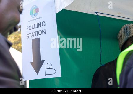 Man sieht, wie ein Mann bei den Parlamentswahlen in Harare, Simbabwe, in ein Wahllokal eindringt, um dort zu wählen. Stockfoto