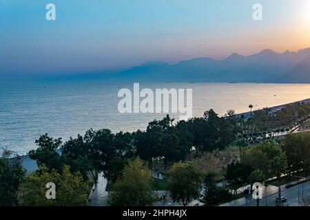 Antalya, Türkei - 15. November 2021 Abendansicht des Konyaalti Strandes und des Küstenparks Stockfoto