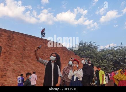 Dhaka, Bangladesch. 21st. Februar 2022. Am Rayerbazad Intellectual Memorial in Dhaka versammeln sich Menschen anlässlich des Internationalen Tages der Muttersprache (Foto: © MD Saiful Amin/Pacific Press via ZUMA Press Wire) Stockfoto