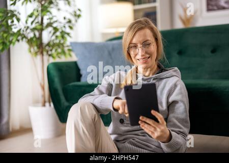 Frau mit Tablet zu Hause Stockfoto