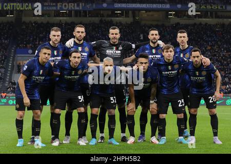 Mailand, Italien, 20th. Februar 2022. Der FC Internazionale beginnt mit elf Mannschaftsfotos vor dem Start in der hinteren Reihe ( L bis R ); Milan Skriniar, Stefan de Vrij, Samir Handanovic, Roberto Gagliardini und Ivan Perisic, erste Reihe ( L bis R ); Alexis Sanchez, Matteo Darmian, Federico Dimarco, Lautaro Martinez, Nicolo Barella und Hakan Calhanoglu, in der Serie A Spiel in Giuseppe Meazza, Mailand. Bildnachweis sollte lauten: Jonathan Moscrop / Sportimage Stockfoto