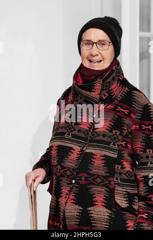 Porträt einer älteren Frau mit Mantel und Hut Stockfoto