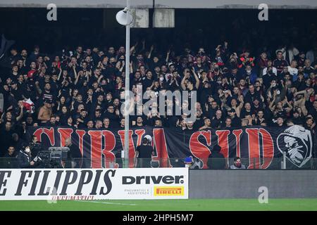 Salerno, Italien. 19th. Februar 2022. Unterstützer des AC Mailand während der Serie Ein Spiel zwischen US Salernitana 1919 und AC Mailand im Stadio Arechi, Salerno, Italien am 19. Februar 2022. Kredit: Giuseppe Maffia/Alamy Live Nachrichten Stockfoto