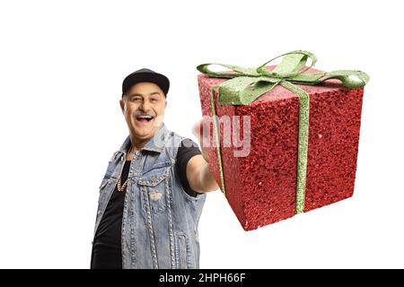 Reifer Mann in einer Jeansweste mit einem Geschenk mit einem Band isoliert auf weißem Hintergrund Stockfoto