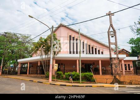 Puerto Iguazu, Argentinien - circa Oktober 2019: Kathedrale von Virgen del Carmen in der Innenstadt von Puerto Iguazu Stockfoto