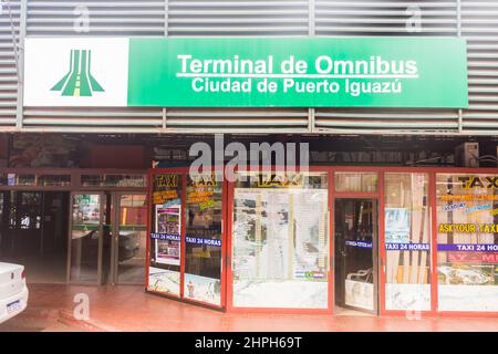 Puerto Iguazu, Argentinien - circa Oktober 2019: Eingang zum Busbahnhof von Puerto Iguazu Stockfoto