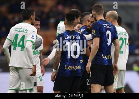 Mailand, Italien, 20th. Februar 2022. In den letzten Etappen flackert die Stimmung, als Arturo Vidal vom FC Internazionale Ruan Tressoldi von US Sassuolo während des Serie-A-Spiels in Giuseppe Meazza, Mailand, den Blick auf sie schweißt. Bildnachweis sollte lauten: Jonathan Moscrop / Sportimage Stockfoto