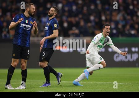 Mailand, Italien, 20th. Februar 2022. Giacomo Raspadori von US Sassuolo feiert, wie Stefan de Vrij und Roberto Gagliardini vom FC Internazionale reagieren, nachdem der ehemalige erzielte, um den Besuchern eine 1-0 Führung während der Serie A Spiel in Giuseppe Meazza, Mailand zu geben. Bildnachweis sollte lauten: Jonathan Moscrop / Sportimage Stockfoto