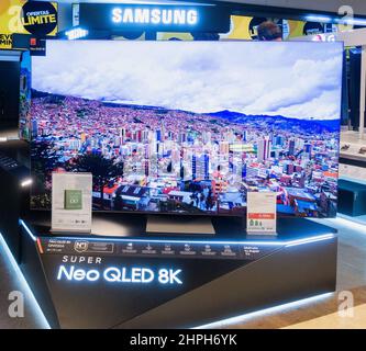 Fernseher Samsung High Definition Neo QLED 8K, TV-Bildschirm im Geschäft.