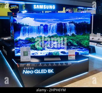 Fernseher Samsung High Definition Neo QLED 8K, TV-Bildschirm im Geschäft.
