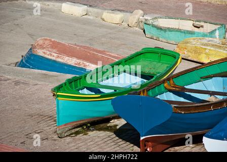 Farbenfrohe Boote zum Angeln in einem kleinen Hafen auf der Insel Malta. Stockfoto