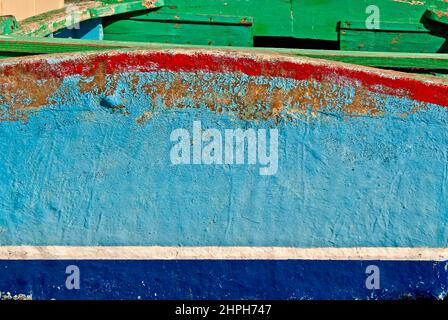Detail des Rumpfes eines alten Fischerbootes auf der Insel Malta. Stockfoto
