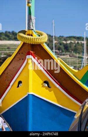 Nahaufnahme des farbenfrohen maltesischen Fischerbootes mit der symbolischen Ikone Osiris Eye. Stockfoto