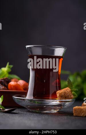 Türkischer Tee mit getrockneten Früchten Stockfoto