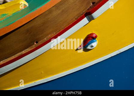 Detail des farbenfrohen maltesischen Fischerbootes mit der symbolischen Ikone Ossis Eye. Stockfoto