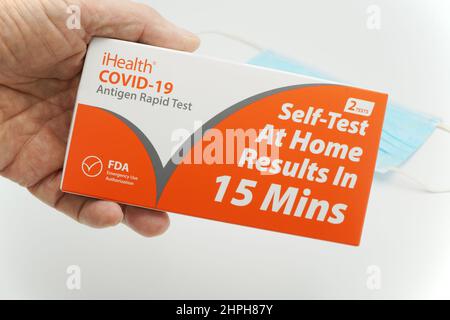 Lake Elsinore, CA, USA - 21. Februar 2022: Mann mit iHealth Covid-19 Schnelltest-Kit der US-Regierung. Stockfoto