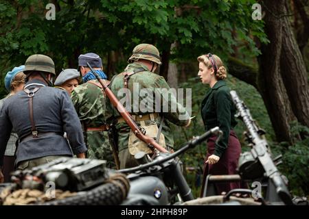 Hel, Pommern, Polen - 27. August 2021: Historischer Wiederaufbau. Zweiter Weltkrieg. Frankreich, deutsche Besatzung. Deutsche wehrmachtssoldaten überprüfen Stockfoto