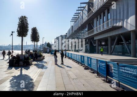 21. Februar 2022: Der Neubau des Istanbul Modern Museums in Galataport wird fortgesetzt. Galataport Istanbul, eines der größten Projekte in der Türkei, hat begonnen, die Besucher zu bedienen und zu einem Anziehungspunkt zu werden. Galataport ist ein Kreuzfahrthafen und ein gemischtes Konzessionsgebiet, das derzeit am 21. Februar 2022 im Stadtteil Galata in Istanbul, Türkei, erschuffen wird. Es liegt am europäischen Ufer der Bosporus-Meerenge, am Zusammenfluss mit dem Goldenen Horn. (Bild: © Tolga Ildun/ZUMA Press Wire) Stockfoto