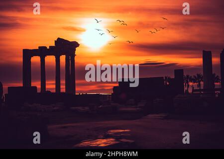 Silhouette des Apollon-Tempels in der antiken Stadt Side, Tempel des Apollon antike Ruinen bei Sonnenuntergang. Griechische antike historische antike Seite Antalya Türkei. Stockfoto