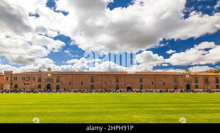 Neues Krankenhaus des Heiligen Geistes auf dem Platz der Wunder in Pisa bei sonnigem Tag, Toskana Region, Italien. Stockfoto