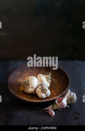 Stilisiertes Bild von Knoblauch, aufgenommen in einem Studio mit professioneller Beleuchtung Stockfoto